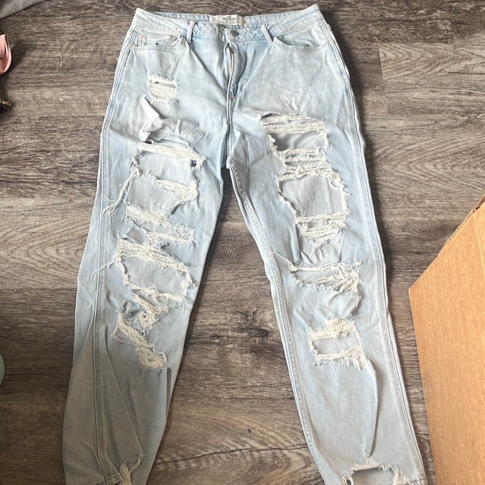 Light wash ripped hol lister jeans!